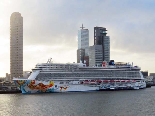 Cruiseschip ms Norwegian Getaway van Norwegian Cruise Lines aan de Cruise Terminal Rotterdam